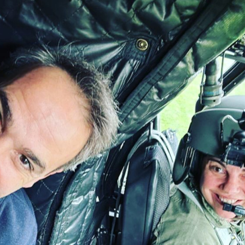 Η selfie Μητσοτάκη με την πρώτη γυναίκα κυβερνήτη σε ειδικό μέσο της Αεροπορίας Στρατού