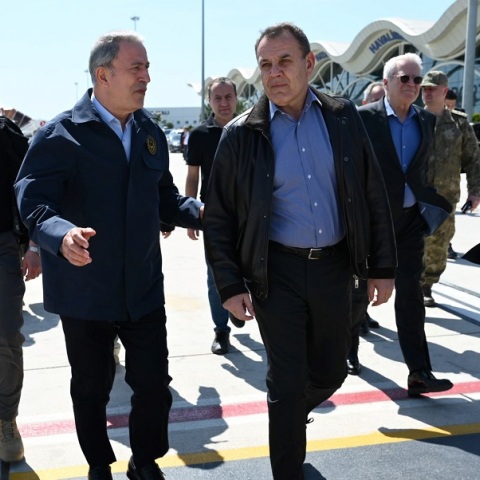 Ελληνοτουρκικά: Παναγιωτόπουλος - Ακάρ μαζί στις σεισμόπληκτες περιοχές της Τουρκίας