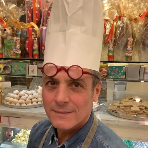 Ο Γιάννης Μουρούζης είναι η ψυχή ενός ιστορικού θεσσαλονικιώτικου ζαχαροπλαστείου