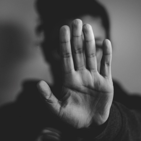 Ρατσιστική βία: Στοχοποιούνται ΛΟΑΤKI+ και μετανάστες - Περιστατικά σε ενδοσχολικό περιβάλλον