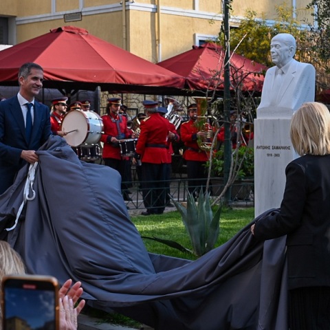 Ο Δήμος Αθηναίων τιμά τον Αντώνη Σαμαράκη - Τα αποκαλυπτήρια της προτομής του