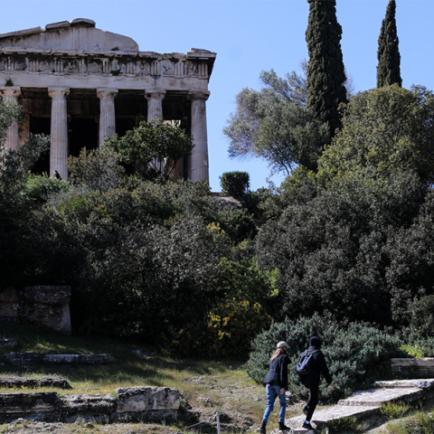 Τουρίστες σε αρχαιολογικό χώρο