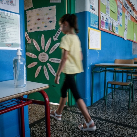 Μαθήτρια εισέρχεται στη σχολική αίθουσα