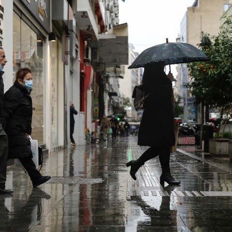Καιρός σήμερα: Βροχές και καταιγίδες τη Μεγάλη Τρίτη - Ανεβαίνει η θερμοκρασία