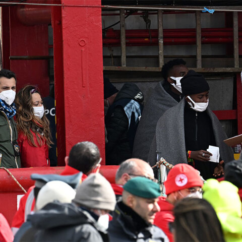 Μετανάστες που διασώθηκαν από τις ιταλικές αρχές