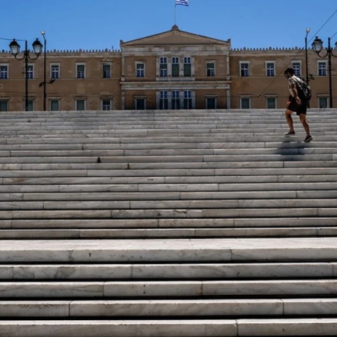 ΔΝΤ: Πρωτογενές πλεόνασμα και σταθερή μείωση του χρέους προβλέπει για την Ελλάδα