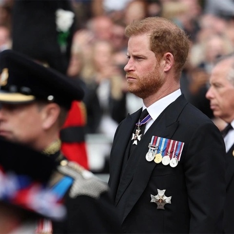 Ο πρίγκιπας Χάρι θα παραστεί στη στέψη του βασιλιά Καρόλου, χωρίς τη Μέγκαν Μαρκλ
