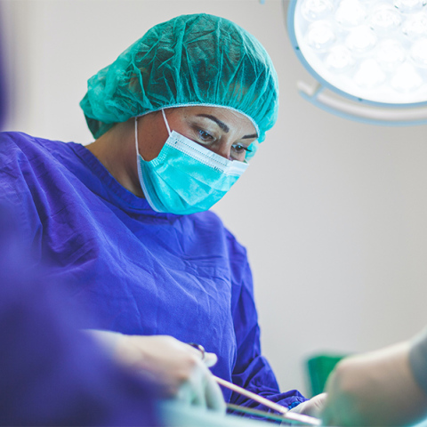 Γιατρός πραγματοποιεί επέμβαση