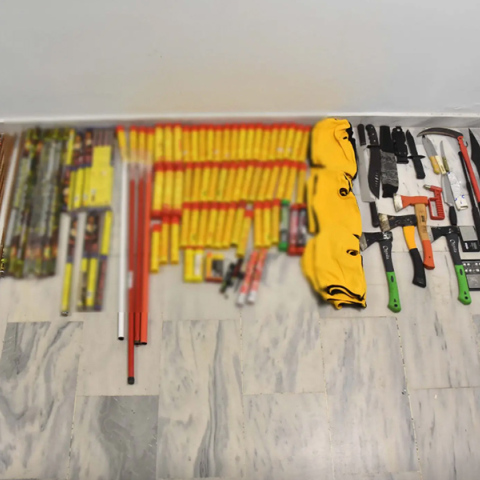 Τσεκούρια, ρόπαλα και μαχαίρια δίπλα σε λέσχη φιλάθλων στη Χαριλάου