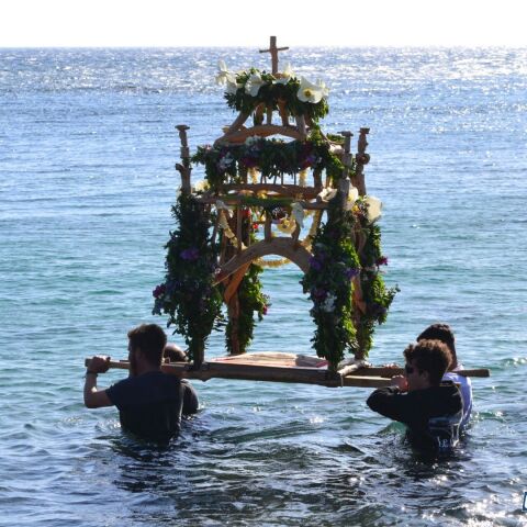 Η ξεχωριστή περιφορά του Επιταφίου μέσα στη θάλασσα