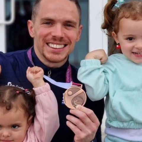 Λευτέρης Πετρούνιας: «Αριστερά μου και δεξιά μου βλέπετε τα πραγματικά χρυσά μου μετάλλια»