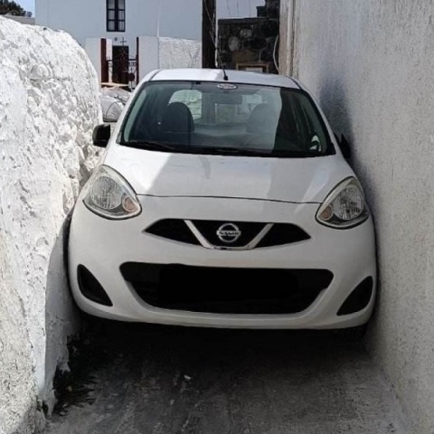 Σαντορίνη: Αυτοκίνητο σφήνωσε σε στενό δρόμο στη Μεσαριά