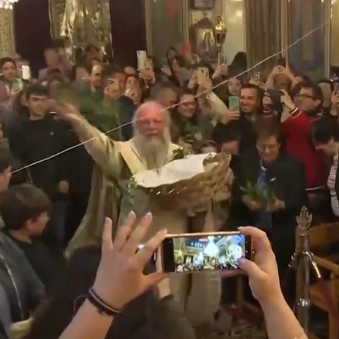 Πάσχα 2023 - Χίος: Έγινε η πρώτη Ανάσταση με τον ιερέα που έχει γίνει viral για το σάλτο του