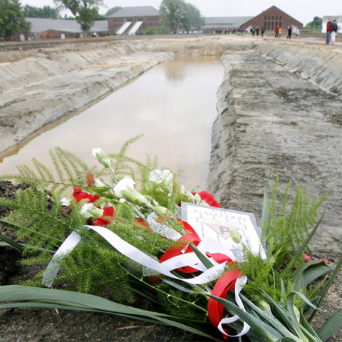 Ένα μπουκέτο λουλούδια στη μνήμη των θυμάτων στο στρατόπεδο συγκέντρωσης Νόιενγκαμμε