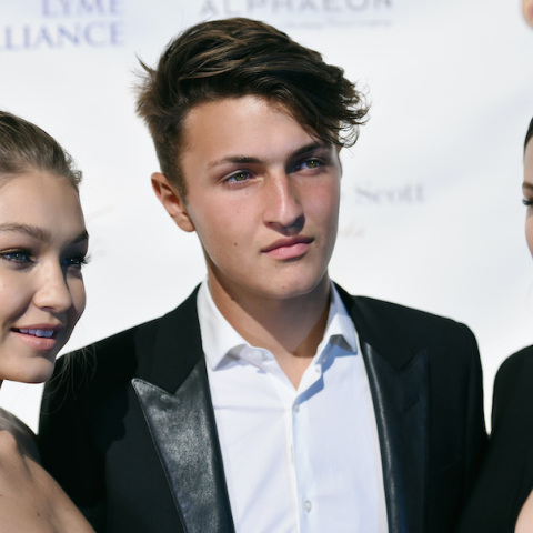 Anwar Hadid: Όσα ξέρουμε για τον μικρό αδελφό της Τζίτζι και της Μπέλα Χαντίντ.