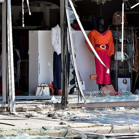 Έκρηξη σε κατάστημα εμπορικού κέντρου στη Λάρισα