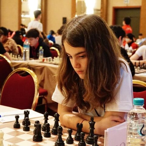 Η 11χρονη Ευαγγελία Σίσκου μπροστά από το σκάκι της προετοιμάζεται για την επόμενη κίνηση
