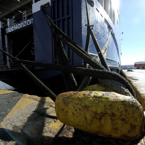 Σκοινιά πλοίων δεμένα στους κάβους