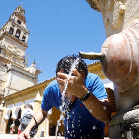 Καύσωνας πλήττει το μεγαλύτερο μέρος του πλανήτη