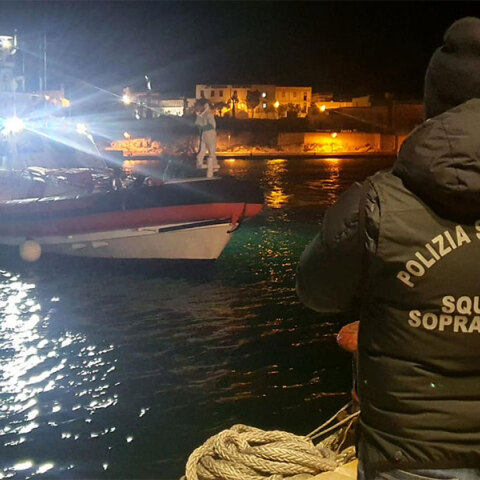 Άνδρας της ιταλικής ακτοφυλακής περιμένει σκάφος με μετανάστες που διασώθηκαν