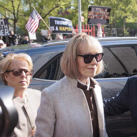 Η Ε. Τζιν Κάρολ η οποία μήνυσε τον Ντόναλντ Τραμπ για βιασμό 