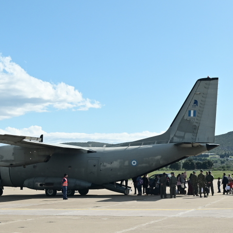 Έλληνες από το Σουδάν αποβιβάζονται από στρατιωτικό αεροπλάνο στην Τανάγρα