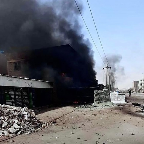 Σουδάν: Οι παραστρατιωτικοί των ΔΤΥ εισέβαλαν στη φυλακή Κομπέρ και απελευθέρωσαν τους κρατούμενους, αλλά ο Μπασίρ είχε μεταφερθεί πριν από μέρες. 