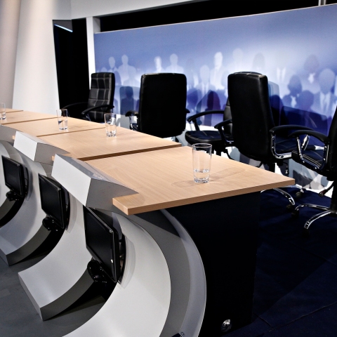 Σκηνικό από τηλεμαχία (ντιμπέιτ) πολιτικών αρχηγών