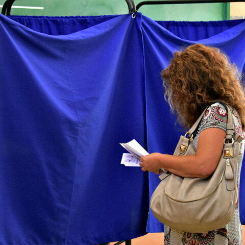 Πολίτης σε εκλογικό τμήμα