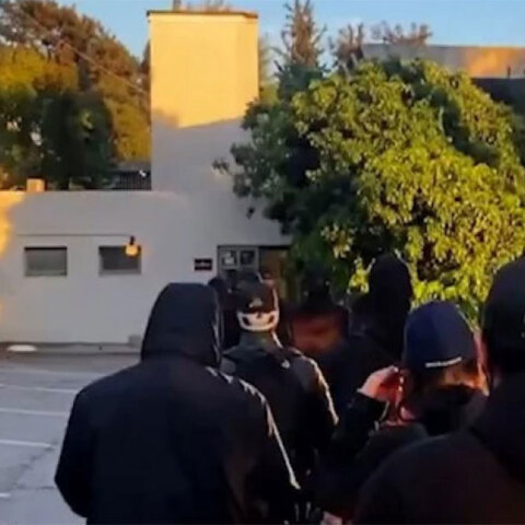 Στιγμιότυπο από την εισβολή μελών της Χρυσής Αυγής σε έκθεση στην Καλαμαριά