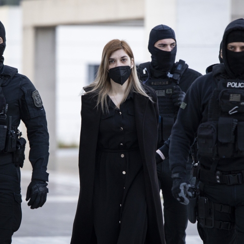 Η Ρούλα Πισπιρίγκου προσέρχεται στο δικαστήριο