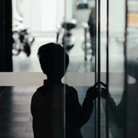 Κρήτη: Πατριός βίαζε και εξέδιδε τον γιο της συντρόφου του