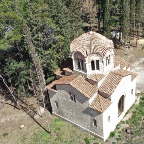 Εξωτερική άποψη του βασιλικού μαυσωλείου στο Τατόι