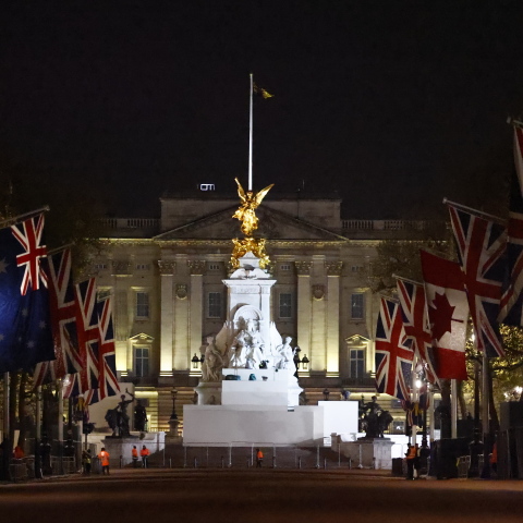 Δρακόντεια μέτρα στο Μπάκιγχαμ λίγο πριν τη στέψη του Καρόλου