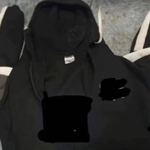 Οι δράστες της οπαδικής επίθεσης άρπαξαν τη ζακέτα του θύματος την οποία ανήρτησαν στο διαδίκτυο