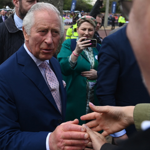 O Κάρολος χαιρετάει τον κόσμο έξω από το Μπάκιγχαμ