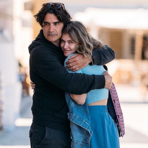 O Χριστόφορος Παπακαλιάτης αγκαλιά με την Κλέλια Ανδριολάτου στα γυρίσματα της β' σεζόν του Maestro