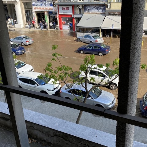 Θεσσαλονίκη: Ποτάμι από λύματα ο δρόμος μπροστά στα δικαστήρια