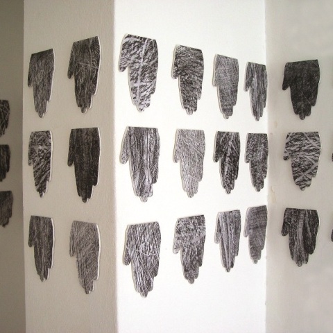 «Εγκατάσταση - χέρια», γραφίτης (frottage), διαστάσεις μεταβαλλόμενες, 2003