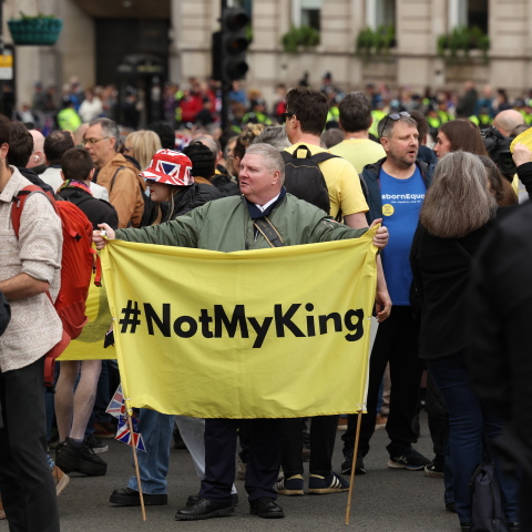 Διαδηλωτές κατά της μοναρχίας στο Λονδίνο