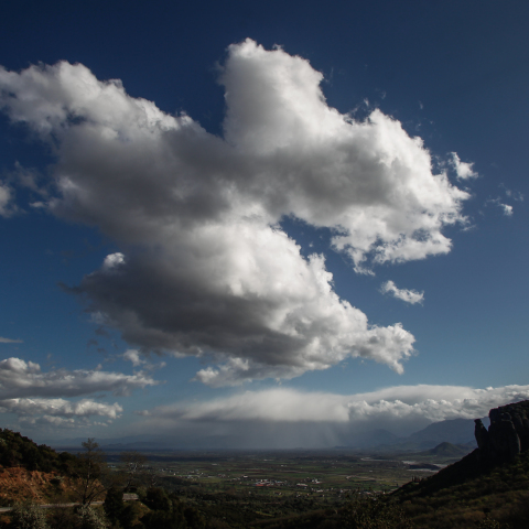 Ήλιος με σύννεφα στα Μετέωρα