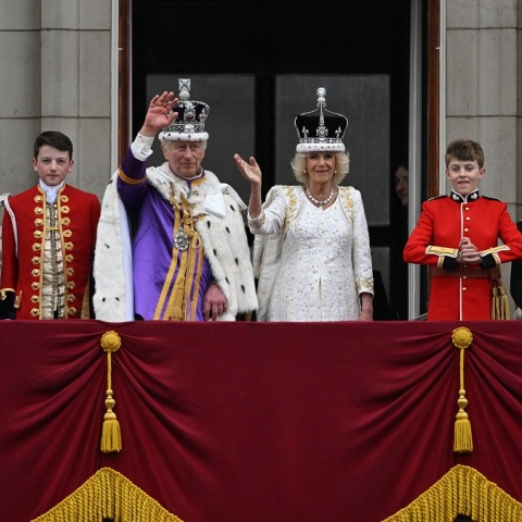 O βασιλιάς Κάρολος, η σύζυγός του Καμίλα και μέλη της βασιλικής οικογένειας χαιρετούν τα πλήθη από το μπαλκόνι του Μπάκιγχαμ