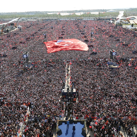 Κόσμος στη συγκέντρωση του κόμματος Ερντογάν στην Κωνσταντινούπολη