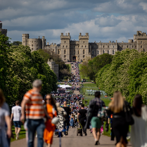 Άνθρωποι κατευθύνονται προς το Κάστρο Ουίντσορ για το πάρτι για τη στέψη του Καρόλου