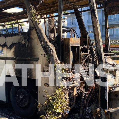 Από τα επεισόδια προκλήθηκε φωτιά σε τουριστικά λεωφορεία