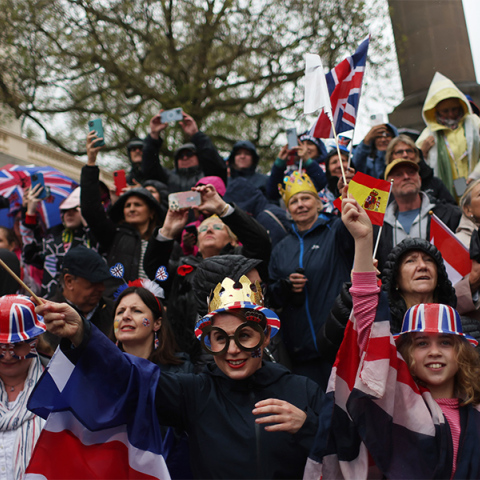 Βρετανοί παρακολουθούν τη στέψη του Καρόλου