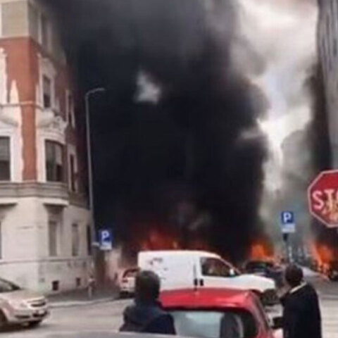 Πυκνός καπνός κάλυψε τον ουρανό του Μιλάνου