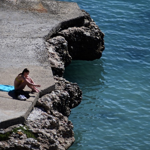 Κοπέλα απολαμβάνει το μπάνιο της στην παραλία