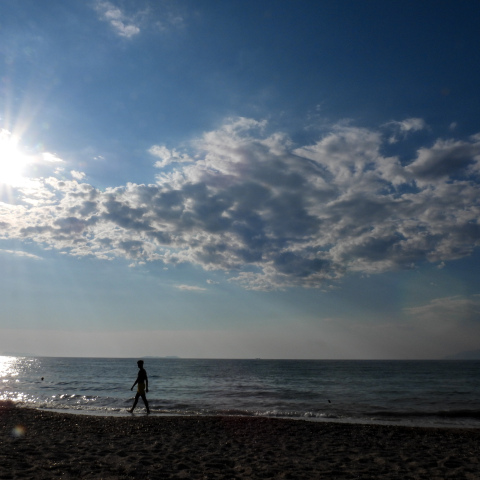 Βόλτα σε παραλία με ήλιο και λίγα σύννεφα