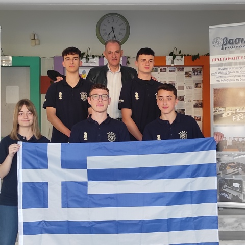 Η νικήτρια ομάδα του λυκείου των εκπαιδευτηρίων Βασιλειάδη